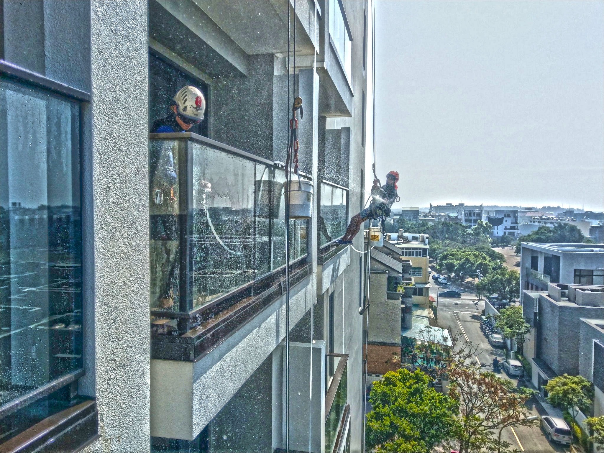 極限挑戰!高空繩索技術的外牆髒污處理